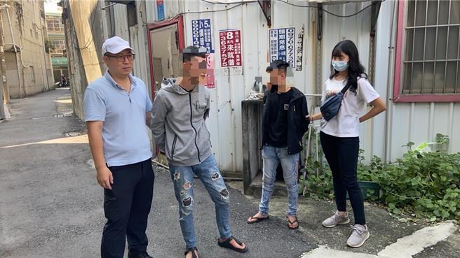 高雄冈山警方日前接获假投资真诈骗的情资，于10月23日埋伏逮捕两名诈骗集团成员（左二与右二）。（翻摄照片／林瑞益高雄传真）