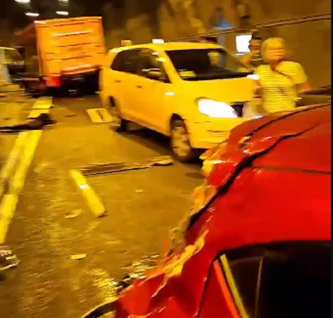 苏澳新澳隧道多车「撞成堆」1人压车底，现场一片狼藉。(翻摄自记者爆料网)