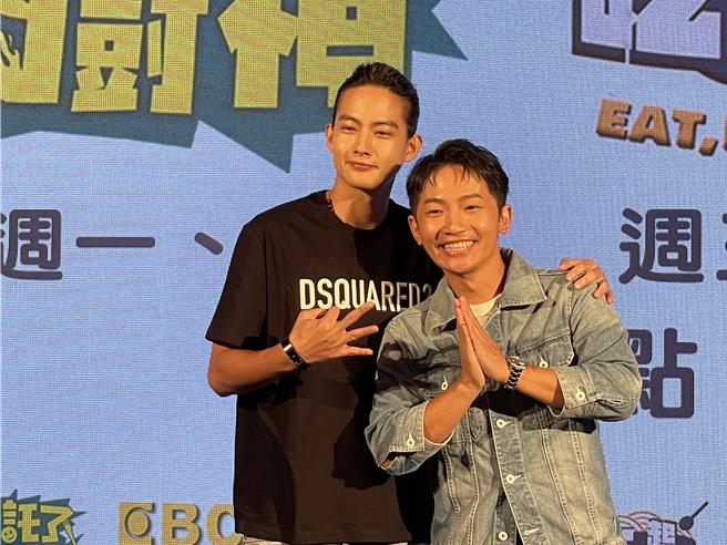 張庭瑚（左）、蔡昌憲今一同出席記者會。（池宗玲攝）