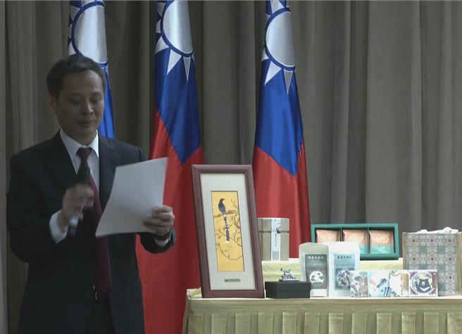 外交部今天开箱致赠外宾礼品(取自外交部直播画面)