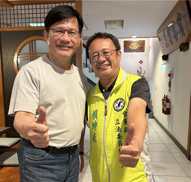 總統府祕書長林佳龍（左）24日特地到台東為民進黨立委參選人賴坤成（右）打氣。（蔡旻妤攝）