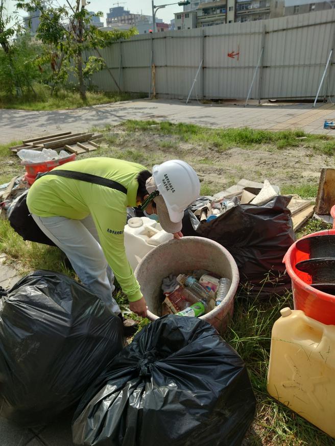 工地内垃圾及工程物品露天堆置，易积水孳生病媒蚊孑孓。（图片来源：高雄市卫生局提供）
