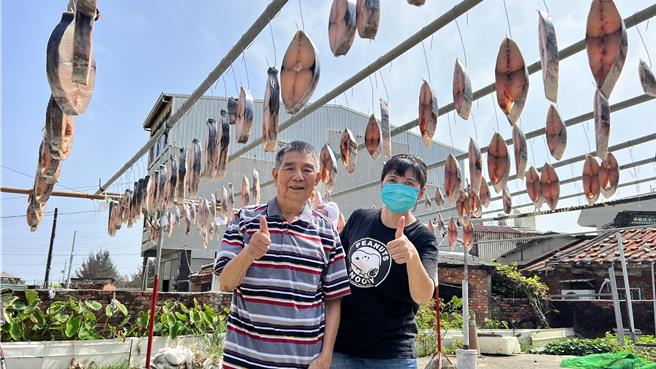 每當入秋，村民陳雲龍（左）開始製作日曬土魠魚片、白北魚片，全家大小出動幫忙。（張毓翎攝）