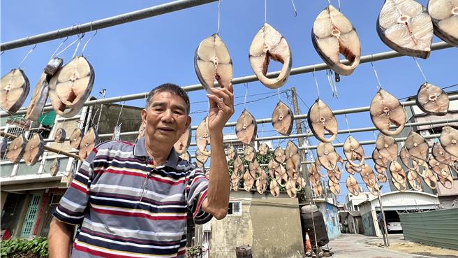 在當地販售日曬土魠魚、白北魚超過20年的陳雲龍，多年下來，已經有一群忠實的客群。（張毓翎攝）