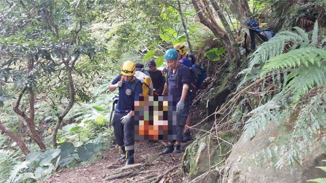 一行3人登山隊伍今到花蓮縣秀林鄉攀登錐麓古道，其中一名70歲馮姓男山友途中不慎墜落30米深邊坡，經救難隊員下切接觸人時，卻已失去呼吸心跳。（花蓮縣消防局提供／羅亦晽花蓮傳真）
