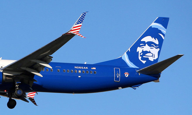 美国阿拉斯加航空集团（Alaska Airlines Group）旗下地平线航空一名休假机师，22日企图在空中关闭客机引擎，所幸被机组员制止，未酿成憾事。图为阿拉斯加航空客机资料照，非本事件班机。（资料照／路透社）