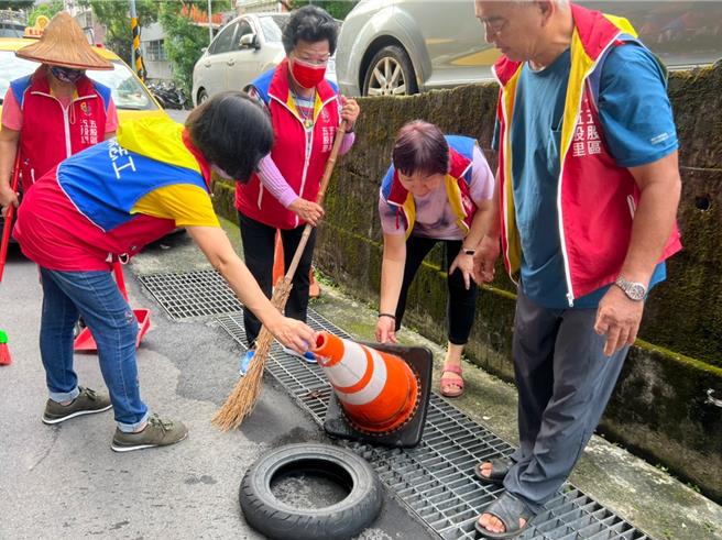 本土登革热疫情未歇，新北市卫生局提醒民眾务必落实「巡」、「倒」、「清」、「刷」，加强户内外环境巡查。（新北市卫生局提供）