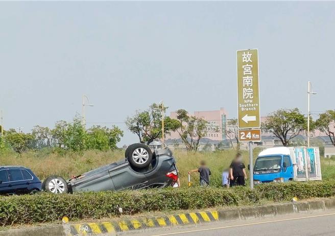 嘉义县朴子市县道168线与小槺榔五路交叉口附近，24日下午1点半左右传轿车四轮朝天翻覆意外，20多岁男性满身血送医抢救不治。（取自「朴子民意观察站／吕妍庭嘉义传真）