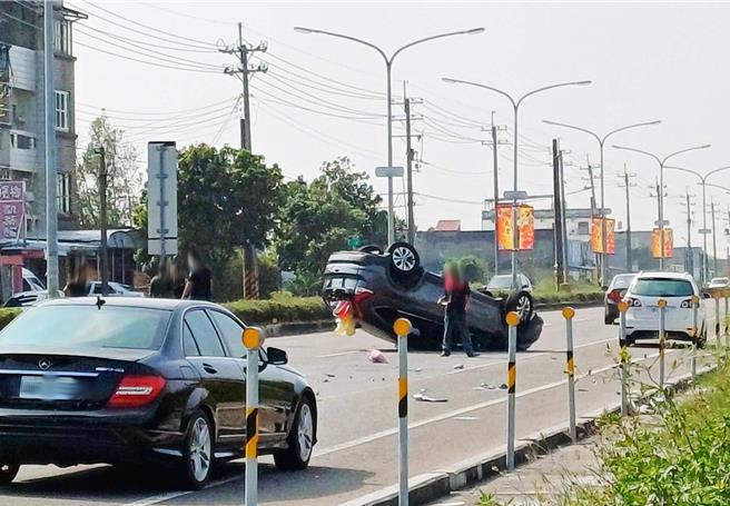 嘉义县朴子市县道168线与小槺榔五路交叉口附近，24日下午1点半左右传轿车四轮朝天翻覆意外，20多岁男性满身血送医抢救不治。（取自「朴子民意观察站／吕妍庭嘉义传真）