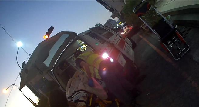 台中76岁廖姓独居老翁日前已7天未出门，大楼主委担心老翁安全报案求助，警方到场迅速爬梯进入住家，成功救援老翁。（民眾提供／潘虹恩台中传真）