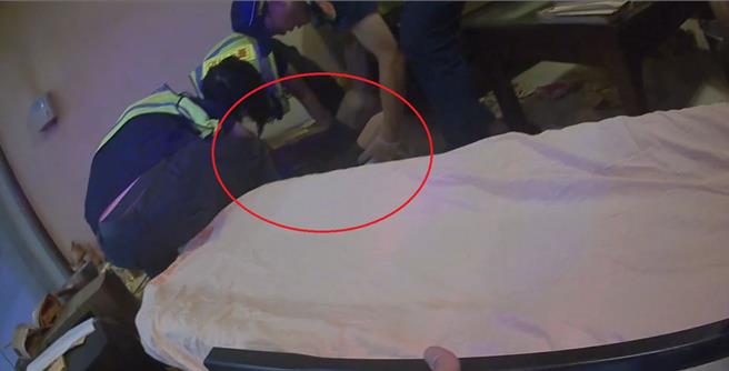 台中76岁廖姓独居老翁日前已7天未出门，大楼主委担心老翁安全报案求助，警方到场迅速爬梯进入住家，成功救援老翁。（民眾提供／潘虹恩台中传真）