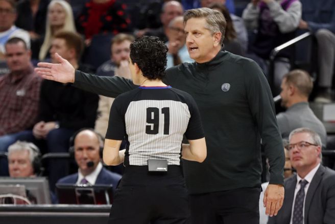 灰狼总教练芬奇(右)与裁判佛罗瑞斯交谈。（美联社资料照）