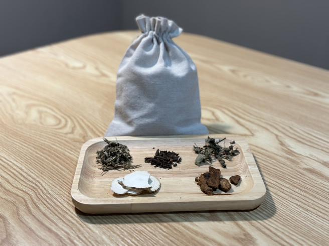 黄千瑞院长提到，常见的防蚊包药材自然产生的气味都是蚊虫不喜欢的味道。（图片来源：马光中医诊所提供）
