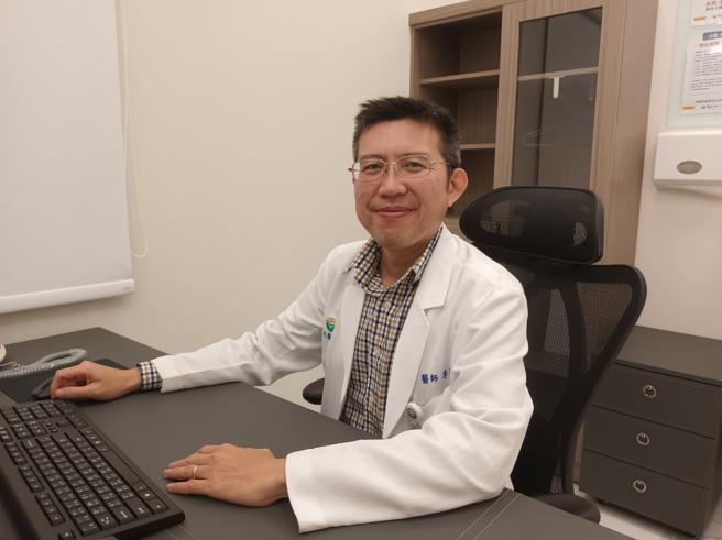 李建志医师表示中医判断登革热病人的证型后就可以针炙加中药双管齐下。（图片来源：马光中医诊所提供）