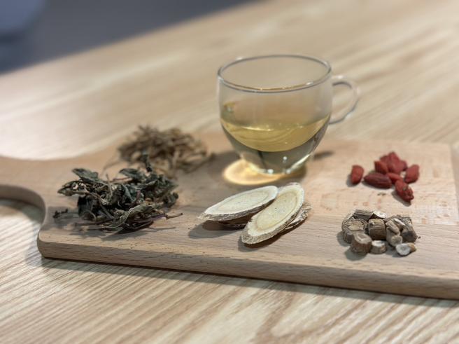 
适时地饮用「汉方养生茶」可以提升免疫力对抗病毒。（图片来源：马光中医诊所提供）
