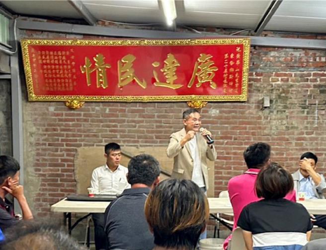 國民黨雲林海線立委參選人丁學忠（後中），近日鎖定故鄉台西鄉與周邊鄉鎮拜票，丁學忠24日表示台西是他出生的地方，親友見他回鄉，全家動員參加座談會全力支持。（丁學忠提供／張朝欣雲林傳真）