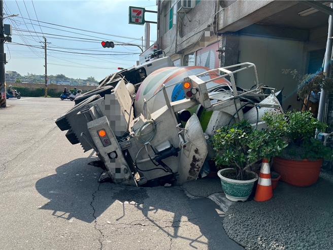 水泥车卡在坑洞中。（翻摄照片／洪靖宜高雄传真）