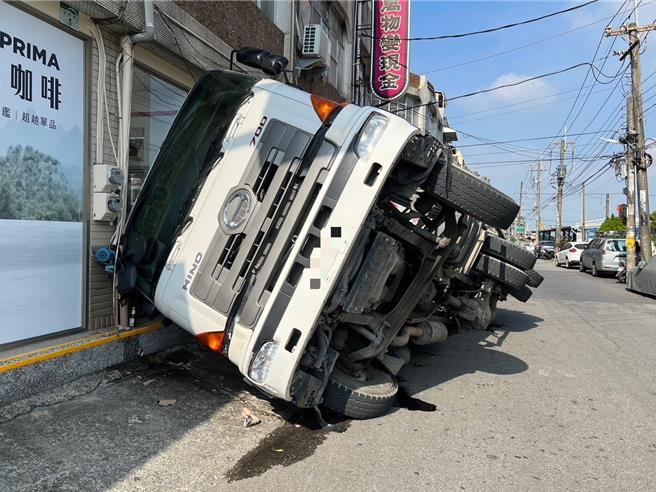 水泥车卡在坑洞中。（翻摄照片／洪靖宜高雄传真）