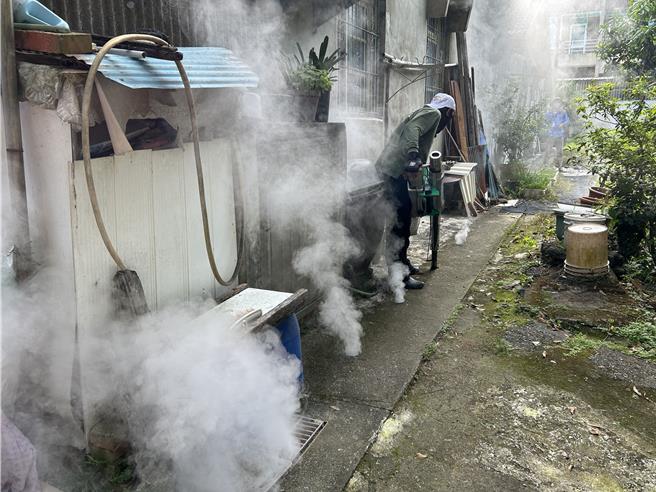 嘉义市政府卫生局会同环保局到后庄社区加强环境清消。（嘉义市政府提供／廖素慧嘉市传真）