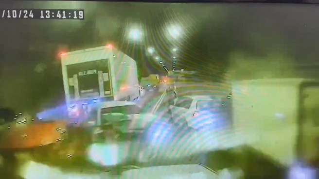 砂石车发现前方塞车，煞车不及连续撞击。（黄仲瑜翻摄）