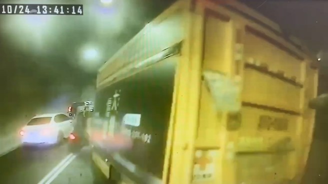 砂石车发现前方塞车，煞车不及连续撞击。（黄仲瑜翻摄）
