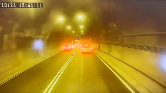 砂石车发现前方塞车，煞车不及连续撞击。（黄仲瑜翻摄）