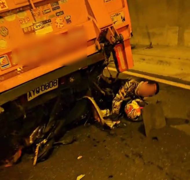 大型重机骑士卡在车下大喊救命。（翻摄爆料公社）