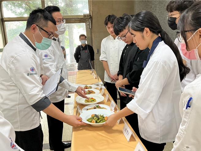 明新科大旅廚系舉辦「2023第四屆明新盃廚藝暨飲調大賽」，學生展現廚藝以在地農特產品入菜開發創意美食。（明新科大提供／羅浚濱新竹傳真）