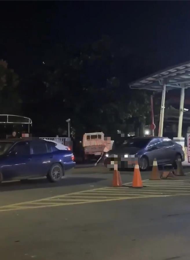 東港華僑市場2家代煮業者因嫌隙糾紛，23日深夜相約在東港區漁會大樓前談判，雙方一言不合隨持棍棒砸車，案經警方漏夜追查後24日逮獲14人，訊後依妨害秩序、傷害、毀損罪嫌送辦。（警方提供／謝佳潾屏東傳真）