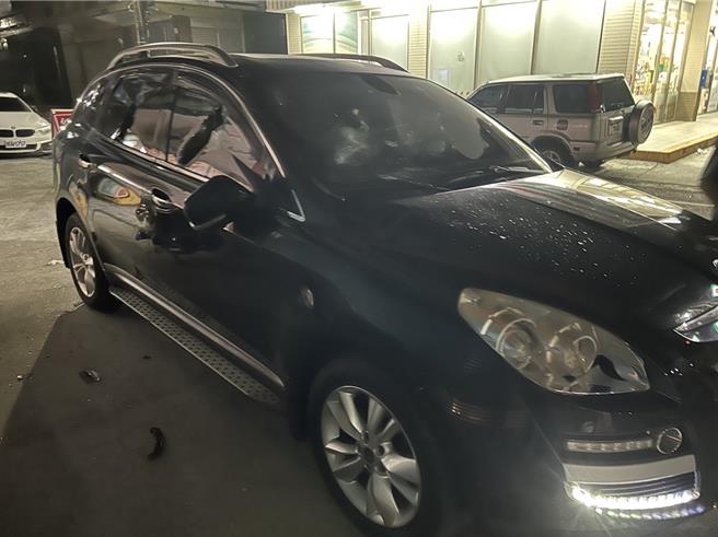 東港華僑市場2家代煮業者因嫌隙糾紛，23日深夜相約在東港區漁會大樓前談判，雙方一言不合隨持棍棒砸車，案經警方漏夜追查後24日逮獲14人，訊後依妨害秩序、傷害、毀損罪嫌送辦。（警方提供／謝佳潾屏東傳真）