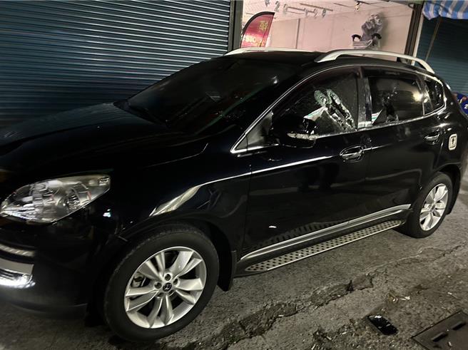 東港華僑市場2家代煮業者因嫌隙糾紛，23日深夜相約在東港區漁會大樓前談判，雙方一言不合隨持棍棒砸車，案經警方漏夜追查後24日逮獲14人，訊後依妨害秩序、傷害、毀損罪嫌送辦。（警方提供／謝佳潾屏東傳真）