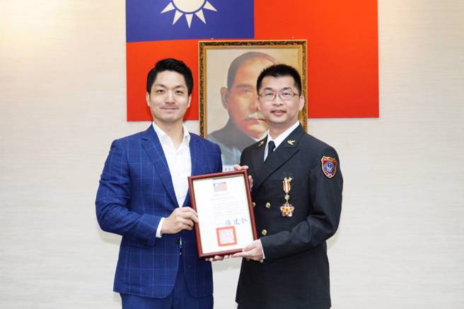臺北市搜救隊副隊長林清文獲頒行政院三等功績獎章。（圖／北市消防局提供）