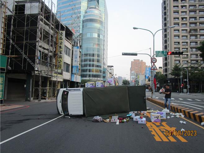 台中59岁陈姓女子24日凌晨开着小货车载运水果至市场贩卖，未料行经北区中清路一段时，疑因未抓好方向盘导致车辆竟在路中左右摇摆行进后翻车，幸陈女仅双手擦伤无大碍，详细肇事原因尚待警方进一步厘清。（民眾提供／潘虹恩台中传真）