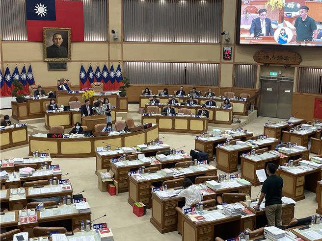 新北市議員馬見在議會總質詢時關心樹林區南園段原住民社宅的規畫進度，代理市長劉和然承諾一定會做，並向中央爭取財源持續溝通。（蔡亞樺攝）