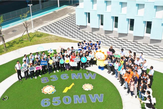 高雄推動光電今年提前達標，高市府工務局24日頒發16件光電案獲光電智慧建築標章。（工務局提供／任義宇高雄傳真）