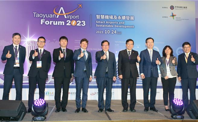 「2023桃园机场论坛－智慧机场及永续发展」24日登场，机场公司总经理范孝伦（左起）、成田国际机场株式会社航空货运市场与行销经理Masashi Yokozuka、关西机场株式会社区域关系经理Daisuke Komine、国际机场协会亚太区区域总监Stefano Baronci、行政院副院长郑文灿、交通部长王国材、民航局长林国显、交通部航政司长何淑萍及机场公司董事长杨伟甫在台上合影留念。（范扬光摄）