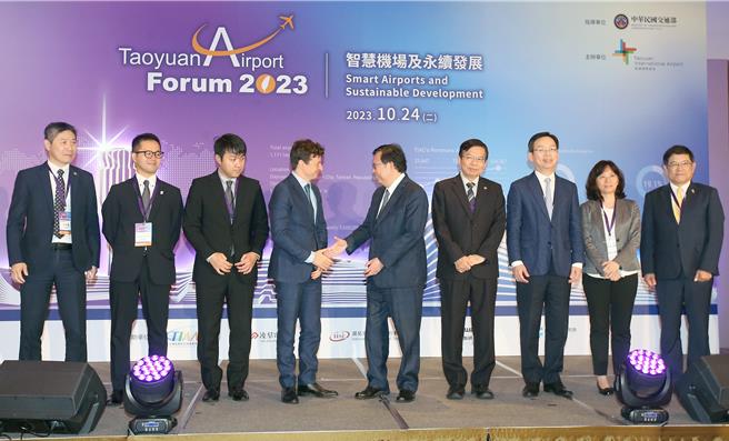 「2023桃园机场论坛－智慧机场及永续发展」24日登场，机场公司总经理范孝伦（左起）、成田国际机场株式会社航空货运市场与行销经理Masashi Yokozuka、关西机场株式会社区域关系经理Daisuke Komine、国际机场协会亚太区区域总监Stefano Baronci、行政院副院长郑文灿、交通部长王国材、民航局长林国显、交通部航政司长何淑萍及机场公司董事长杨伟甫在台上合影留念。（范扬光摄）