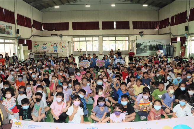 副县长邓桂菊24日等人参加竹南海口国小的「校园节电小教室」活动，共同推广节电新生活运动。（苗栗县政府提供／李京升苗栗传真）