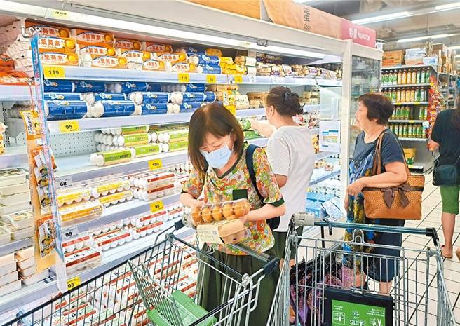 進口蛋爭議不斷，引爆食安疑慮，也影響本土蛋的買氣。圖為北市賣場主婦選購雞蛋。（陳君瑋攝）