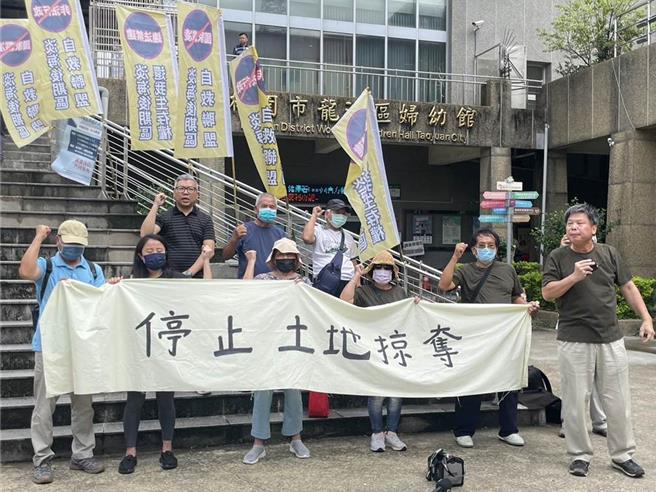 政治大學地政系教授徐世榮(右一)，曝光3方會談當天內容。(本報資料照片)