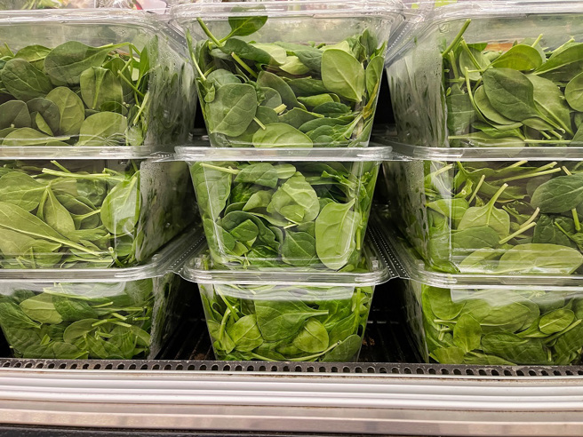 澳洲一名女子在超市买菠菜回家做沙拉，未料拌酱时竟看到一只死青蛙。(示意图/达志影像)