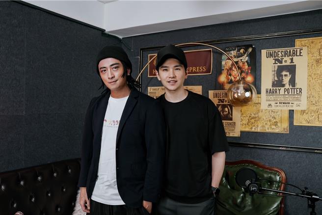 牛奶（右）与TORO在节目中分享在Energy的往事。（日升正亮娱乐提供）