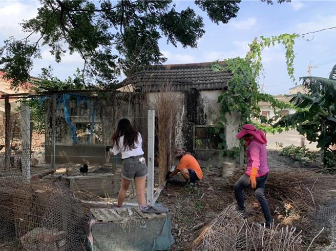 雲林縣政府在水林鄉顏厝寮進行「聚落文化觀光空間再造計畫」，聚落居民（見圖）主動參與，24日再造團隊表示計畫已完成約7成，將於今年11月底舉辦成果發表會。（呂耀中提供／張朝欣雲林傳真）