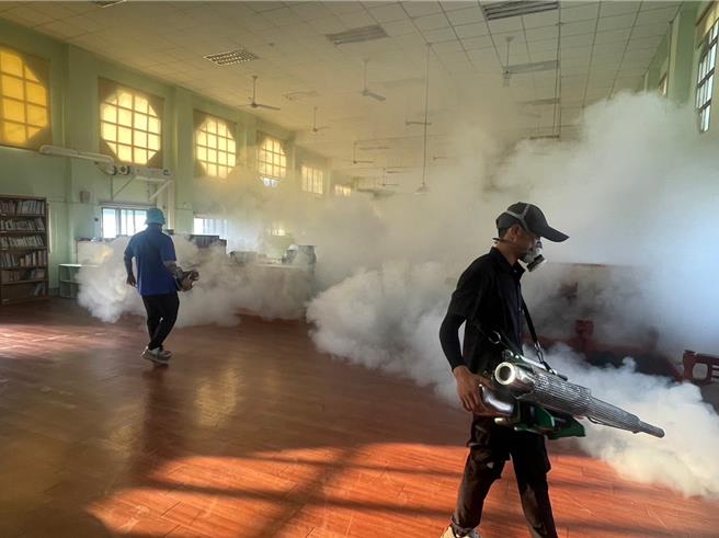 會中也針對二度被匡列家戶，原則以強制入戶孳清取代化噴，但如強制入戶孳檢不合格，甚至有捕獲成蚊，仍要進行噴霧罐化學防治。（嘉義縣政府提供∕呂妍庭嘉義傳真）