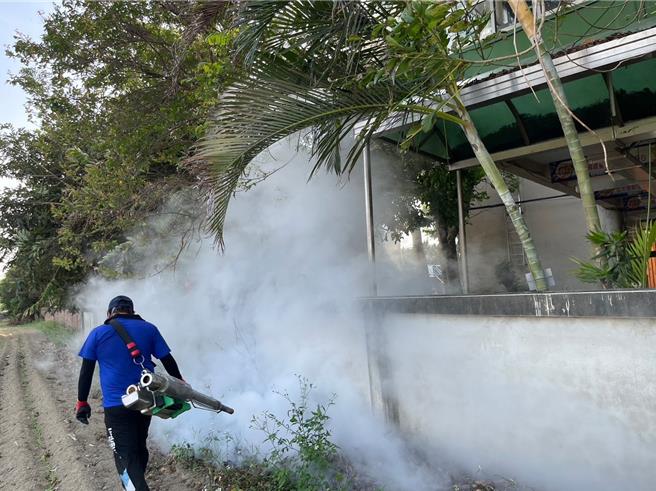 嘉義縣登革熱化學防治目前以熱噴為主，壓罐為輔。（嘉義縣政府提供∕呂妍庭嘉義傳真）