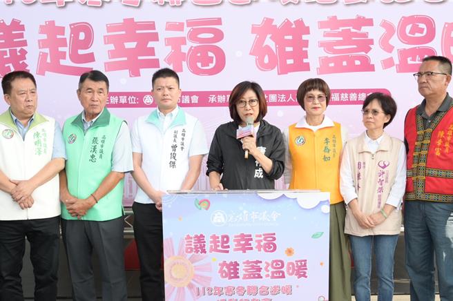 高市議長康裕成今（24）日宣布，28日將舉辦「議起幸福‧雄蓋溫暖」寒冬聯合送暖活動，發送物資券及民生物資給予1568個經濟弱勢家庭，發放總金額高達近440萬元。（高市議會提供）