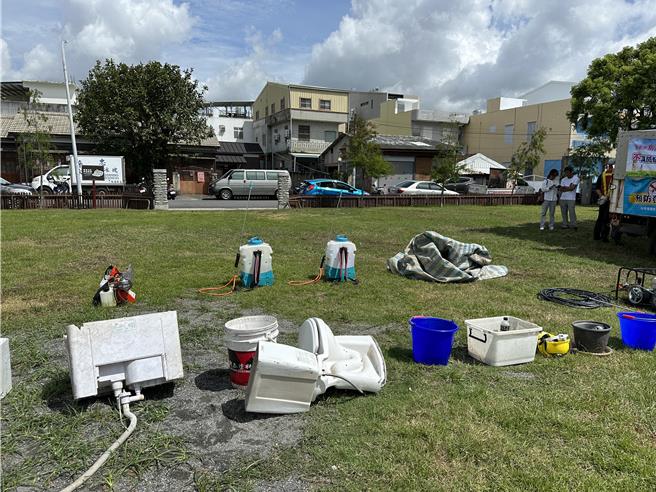 台东县卫生局日前邀请各单位认识登革热孳生源。（蔡旻妤摄）
