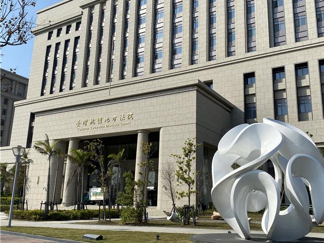 桃园地院裁定拥枪自重的四海堂主收押禁见。(蔡依珍摄)