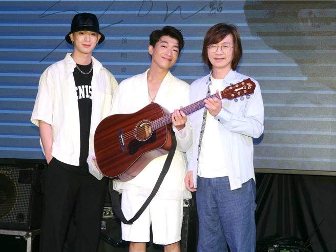 林隆璇（右）、林亭翰（左）24日现身发布会力挺许蒙。（粘耿豪摄）