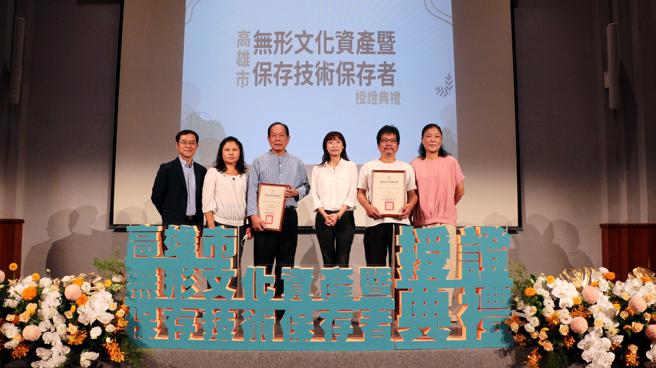 保存者苏荣仁艺师(左3)、陈志良艺师(右2)、高市府文化局林尚瑛、高史博李旭骐合影。（图／高雄歷史博物馆）